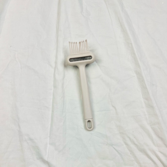 Free with purchase double sided beige hairbrush cleaning tool - Picture 2 of 2